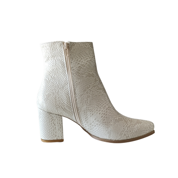 Bota clásica color Beige cobra