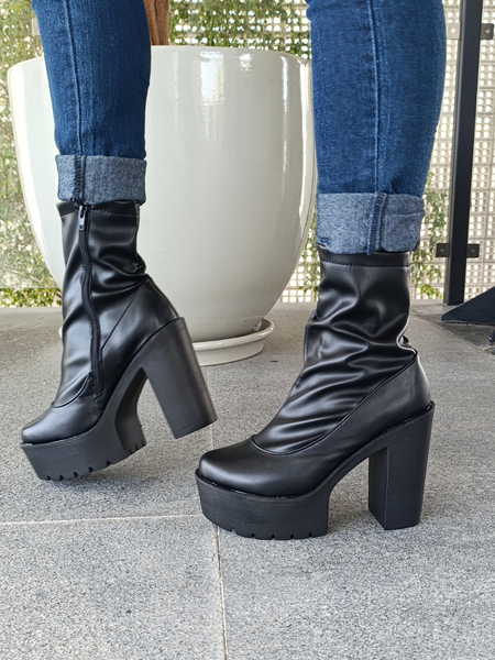 Bota de tacón alto negro