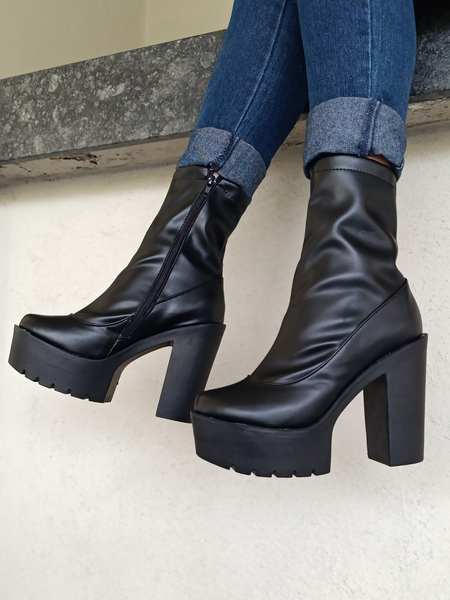 Bota de tacón alto negro