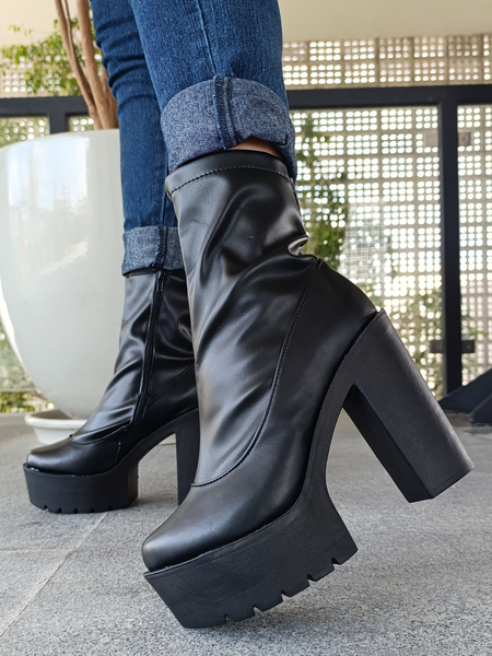 Bota de tacón alto negro